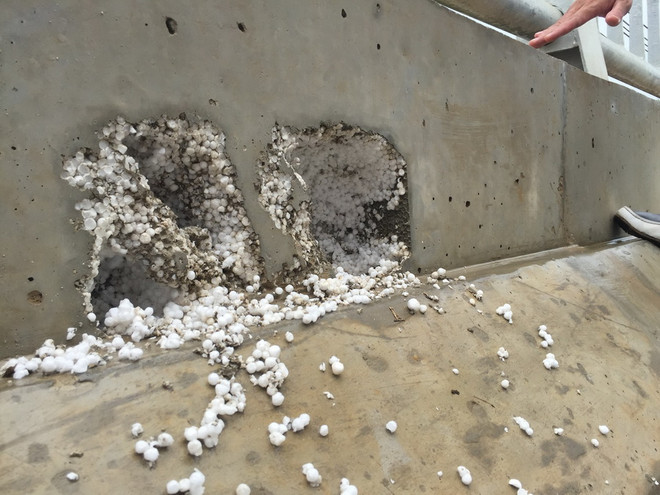 [Photo] Cận cảnh cầu Zét ở Chương Mỹ dính nghi vấn "bêtông cốt xốp" ảnh 3