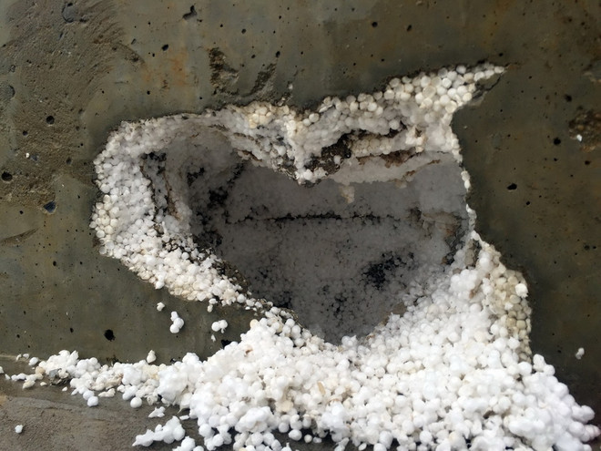 [Photo] Cận cảnh cầu Zét ở Chương Mỹ dính nghi vấn "bêtông cốt xốp" ảnh 2