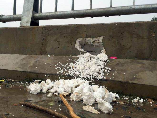 [Photo] Cận cảnh cầu Zét ở Chương Mỹ dính nghi vấn "bêtông cốt xốp" ảnh 1