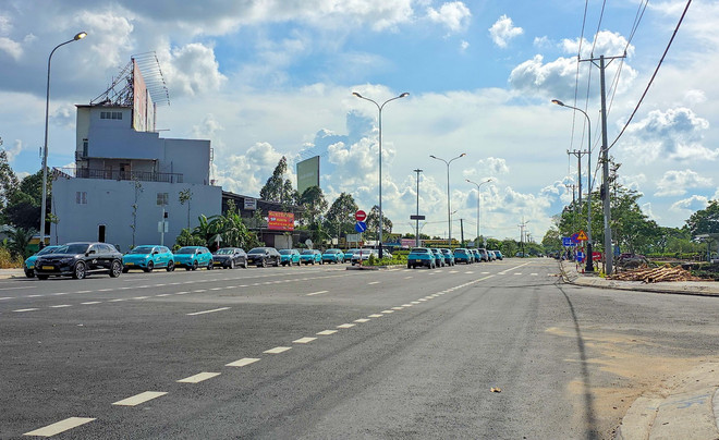 Đường vành đai sân bay Cần Thơ giai đoạn 1 dài 1,7km, vốn đầu tư 137 tỷ đồng. (Ảnh: Thanh Liêm/TTXVN) ttxvn_vanh dai san bay can tho 2.jpg