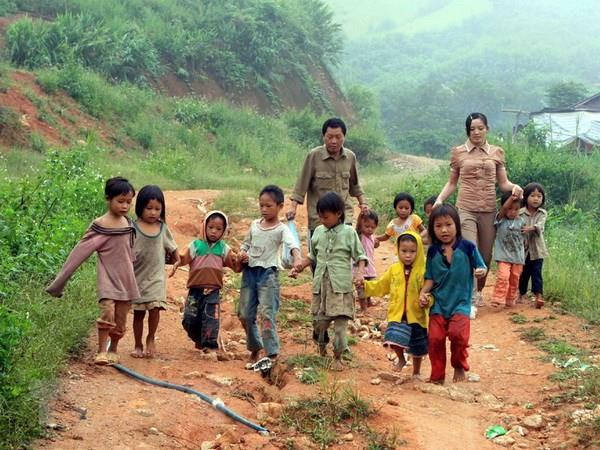 Các thầy cô đưa trẻ em nghèo, trẻ em dân tộc thiểu số đến trường. (Ảnh minh họa: Nguyễn Thủy/TTXVN) Khoảng 5,6% trẻ em Việt Nam có khả năng bị buôn bán ảnh 1