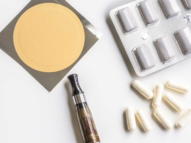 Nicotine được dùng trong các sản phẩm hỗ trợ cai nghiện thuốc lá điếu. (Nguồn: Cancer.gov) Sự phổ biến và mức độ gây hại thực sự của nicotine trong đời sống ảnh 1