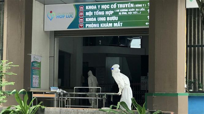 Nhân viên y tế dọn dẹp tại khu phong tỏa ở Thanh Hóa hồi tháng 9/2021. (Ảnh: Nguyễn Nam/TTXVN) Thanh Hóa: Hơn 200 nhân viên y tế nghỉ việc trong 2 năm qua ảnh 1