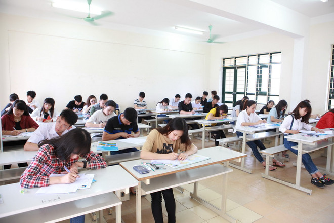 Tạm giữ 3 thí sinh gian lận thi cử bằng thiết bị công nghệ cao ảnh 1