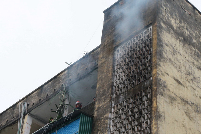 Nghệ An: Cháy ở chung cư cũ có nhiều hộ dân sinh sống ảnh 1