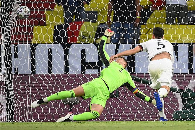 Trung vệ Đức Mats Hummels (phải) trong nỗ lực phá bóng từ đường tạt của cầu thủ Pháp đã vô tình đưa bóng vào lưới nhà trong trận đấu vòng chung kết EURO 2020, ngày 15/6/2021. (Ảnh: AFP/TTXVN) Đội tuyển Đức ngậm ngùi vì bàn phản lưới nhà của Matt Hummels ảnh 1