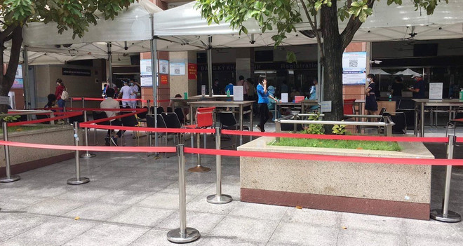 Bệnh viện Đại học Y dược TP.HCM tạm dừng khám bệnh do có ca dương tính ảnh 1