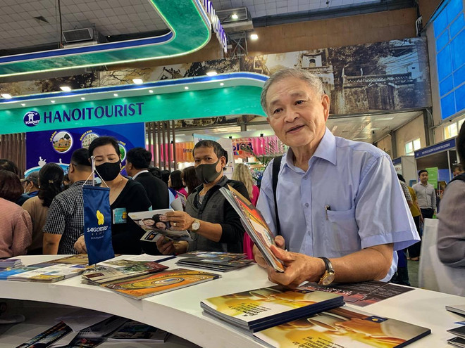 Du khách tìm hiểu thông tin điểm đến tại Hội chợ VITM 2020. (Ảnh: Mai Mai/Vietnam+) VITM 2020: Lữ hành 'làm ấm' du lịch nội địa bằng nhiều tour hấp dẫn ảnh 3