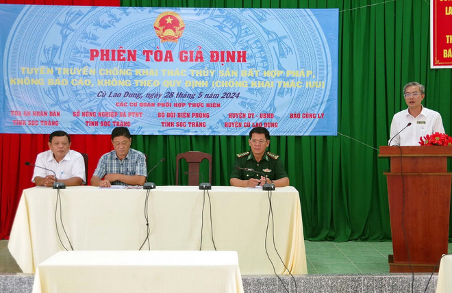 Kết hợp phiên tòa giả định với tuyên truyền về chống khai thác thủy sản IUU. (Ảnh: TTXVN phát) ttxvn_phien toa gia dinh 2.jpg