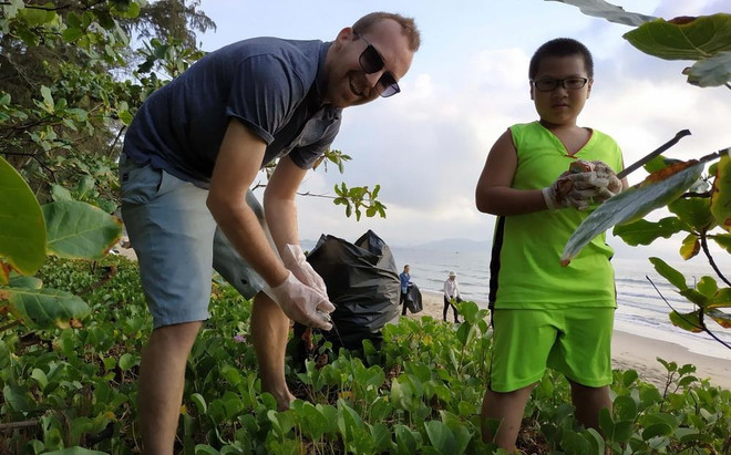 Du khách Canada khởi xướng 'thử thách dọn rác' tại bãi biển Quy Hòa ảnh 1