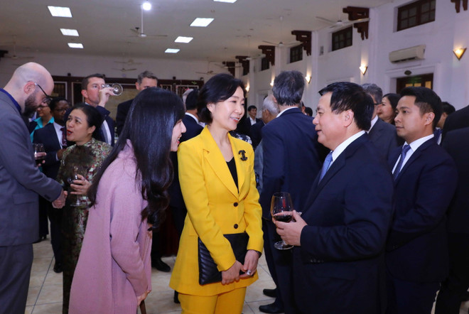Giám đốc Học viện Chính trị Quốc gia Hồ Chí Minh Nguyễn Xuân Thắng với đại diện các Đại sứ quán và các tổ chức quốc tế. (Ảnh: Văn Điệp/TTXVN) Học viện Chính trị Quốc gia Hồ Chí Minh đẩy mạnh hợp tác quốc tế ảnh 1