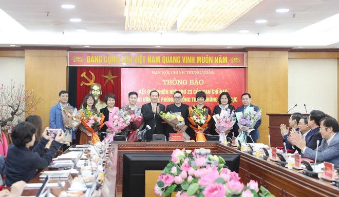 Ban Nội chính Trung ương khen thưởng các đơn vị báo chí trong công tác tuyên truyền về phòng, chống tham nhũng, tiêu cực. (Ảnh: Phương Hoa/TTXVN) Năm 2023, tập trung giám sát những lĩnh vực dễ phát sinh tiêu cực ảnh 3