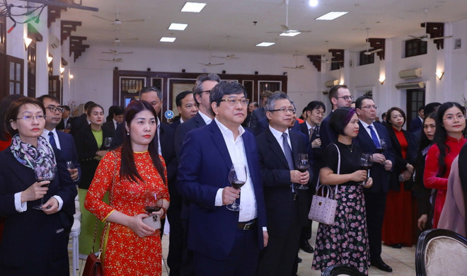 Đại diện các Đại sứ quán và các tổ chức quốc tế cùng các đại biểu dự buổi gặp mặt. (Ảnh: Văn Điệp/TTXVN) Học viện Chính trị Quốc gia Hồ Chí Minh đẩy mạnh hợp tác quốc tế ảnh 2