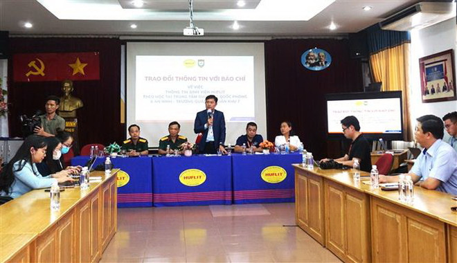 Quang cảnh buổi trao đổi thông tin. (Ảnh: Thu Hoài/TTXVN) Bác bỏ thông tin nữ sinh trường HUFLIT bị xâm hại dẫn đến tự tử ảnh 2