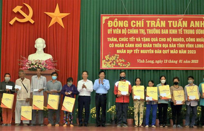 Trưởng ban Kinh tế TW Trần Tuấn Anh thăm, chúc Tết tại tỉnh Vĩnh Long ảnh 1