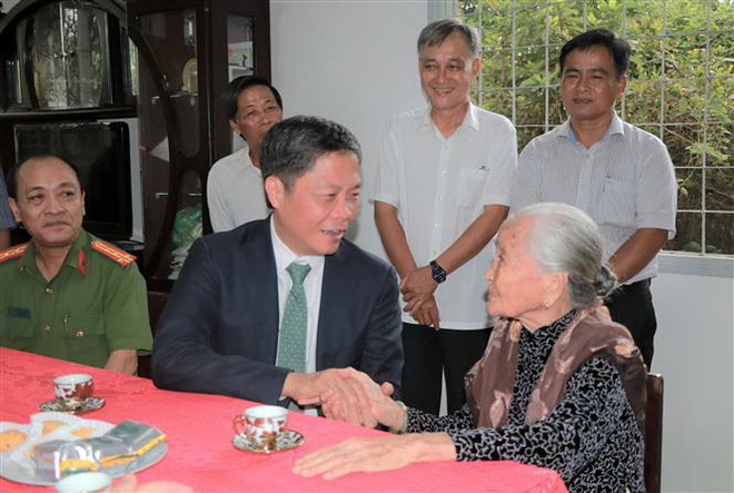 Trưởng ban Kinh tế TW Trần Tuấn Anh thăm, chúc Tết tại tỉnh Vĩnh Long ảnh 2