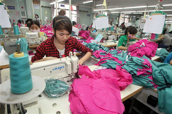 Sản xuất hàng may xuất khẩu. (Ảnh: TTXVN) Giải pháp chủ yếu thực hiện Kế hoạch phát triển kinh tế-xã hội 2023 ảnh 4