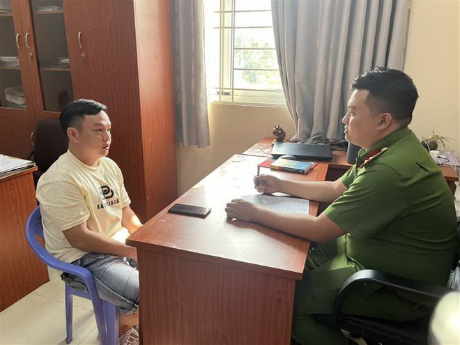 Vụ dùng súng cướp ngân hàng ở TP.HCM: Đối tượng còn lại ra đầu thú ảnh 1