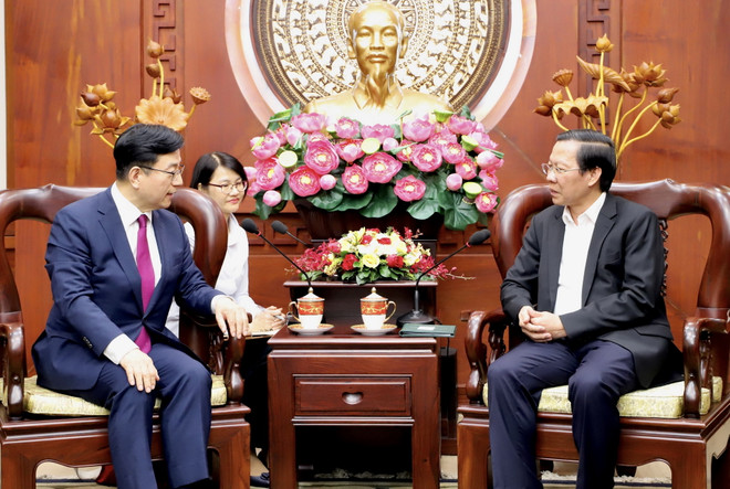 Phó Bí thư Thường trực Thành ủy, Chủ tịch Ủy ban Nhân dân Thành phố Hồ Chí Minh Phan Văn Mãi (phải) tiếp Tổng Giám đốc Korea CEO Summit Park Bong Kyu. (Ảnh: Hồng Giang/TTXVN) Thành phố Hồ Chí Minh quan tâm phát triển công nghiệp văn hóa ảnh 1
