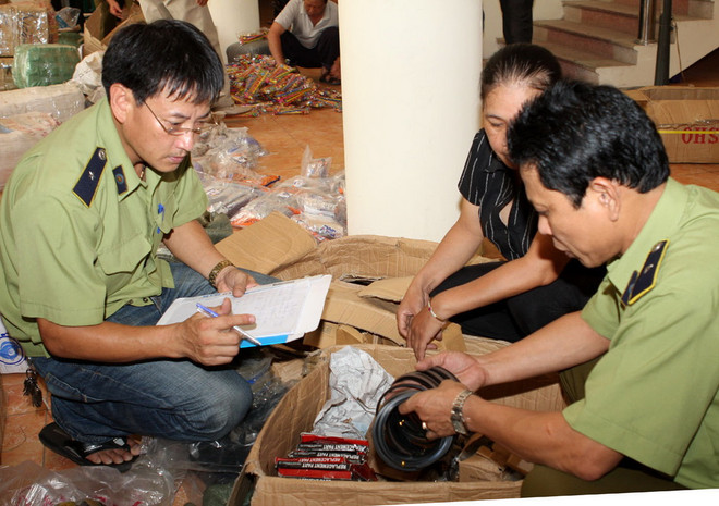 Bắt giữ khẩn cấp một người Trung Quốc buôn lậu phụ tùng ôtô ảnh 1