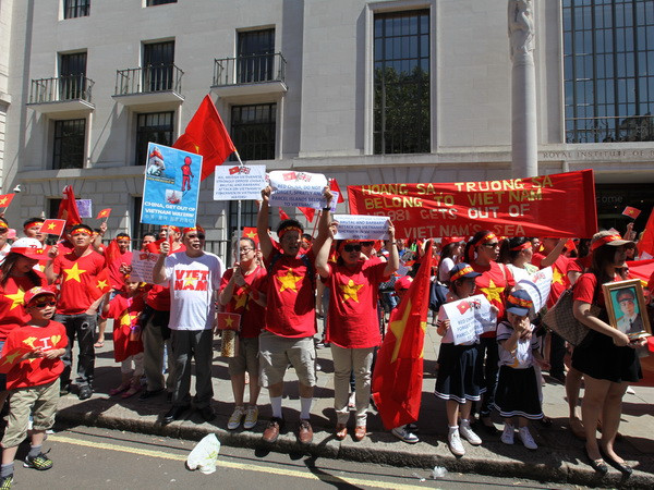Cộng đồng người Việt tại Anh tiếp tục phản đối Trung Quốc ảnh 3