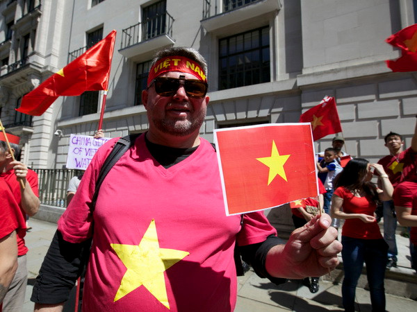 Cộng đồng người Việt tại Anh tiếp tục phản đối Trung Quốc ảnh 4