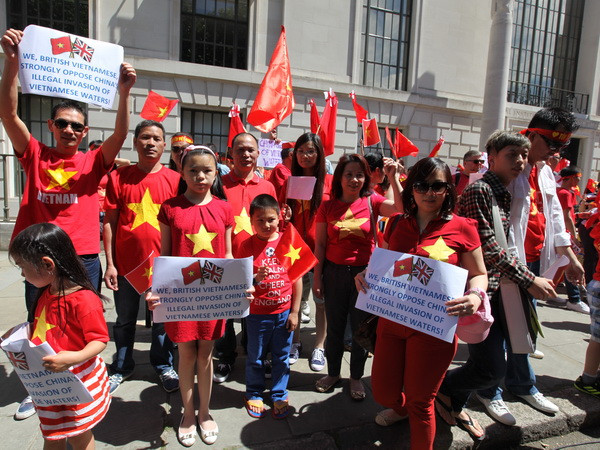 Cộng đồng người Việt tại Anh tiếp tục phản đối Trung Quốc ảnh 5
