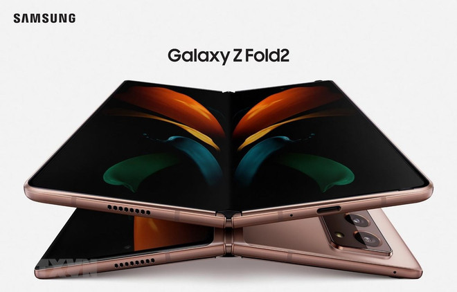 Mẫu smartphone gập mới Galaxy Z Fold 2 được Samsung giới thiệu tại sự kiện Galaxy Unpacked ngày 5/8 vừa qua. (Ảnh: Yonhap/TTXVN) Samsung Electronics giữ vị trí số một trên thị trường smartphone gập ảnh 1