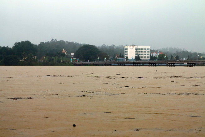 Mưa lớn trên diện rộng ở Quảng Ngãi, một bé gái bị lũ cuốn trôi ảnh 1