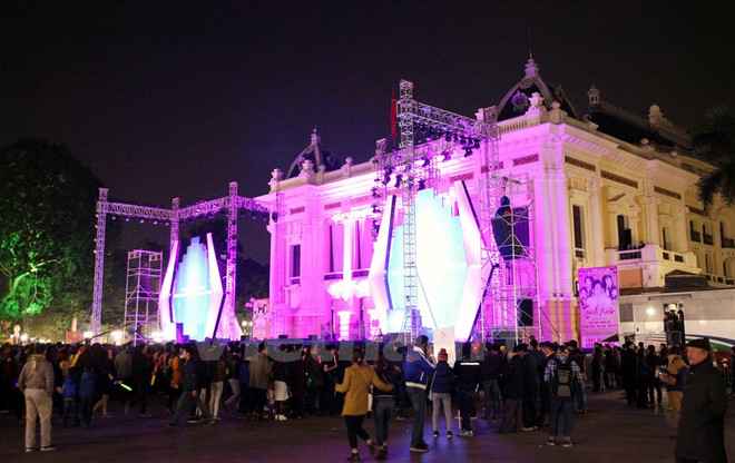 Bất chấp giá rét, người dân Thủ đô náo nức ra đường đón Năm mới ảnh 2