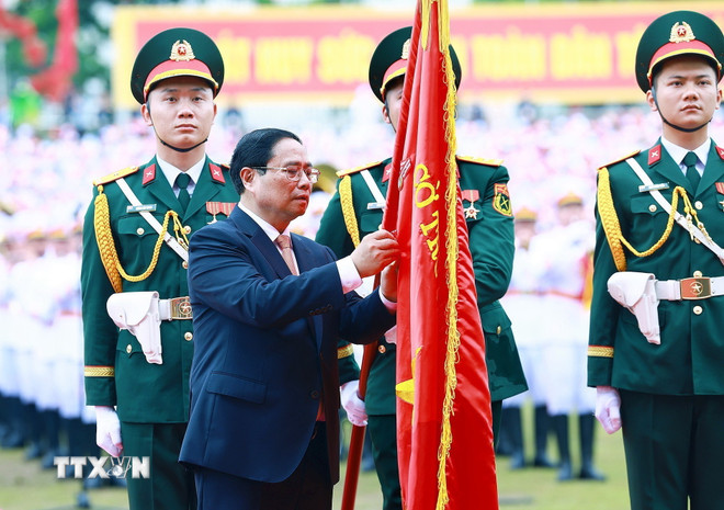 Thủ tướng Chính phủ Phạm Minh Chính trao Huân chương Độc lập hạng Nhất cho Đảng bộ, chính quyền và nhân dân các dân tộc tỉnh Điện Biên. (Ảnh: Lâm Khánh/TTXVN) ttxvn_le ky niem chien thang dien bien phu 2.jpg