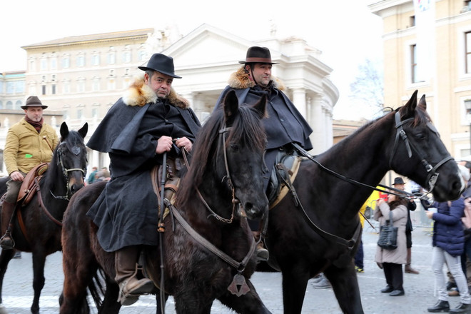 Độc đáo lễ ban phước lành cho động vật ở thủ đô của Italy ảnh 13