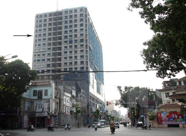 Tòa nhà số 8B Lê Trực. (Ảnh: Tuấn Anh/TTXVN) Dự án 8B Lê Trực: Tìm đơn vị thiết kế phương án tháo dỡ phần vi phạm ảnh 1
