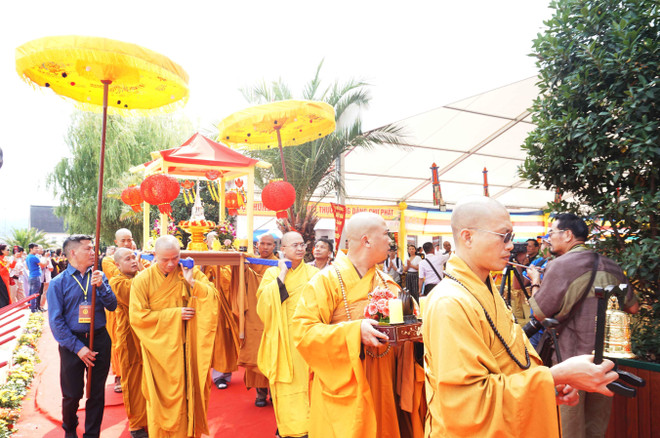 Quang cảnh buổi lễ. (Ảnh: Hồng Kỳ/Vietnam+) Đại lễ Vu Lan và khởi công xây dựng chùa Vĩnh Nghiêm tại Séc ảnh 1