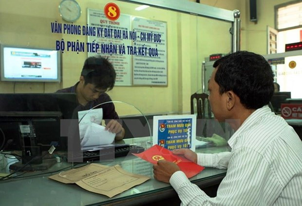 Làm thủ tục về đất đai. (Nguồn: TTXVN) Xây dựng cơ sở dữ liệu về đất đai, hướng tới Chính phủ số ảnh 2