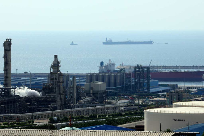 Tàu của UAE chìm ngoài khơi Iran, 30 thủy thủ nhảy khỏi tàu ảnh 1