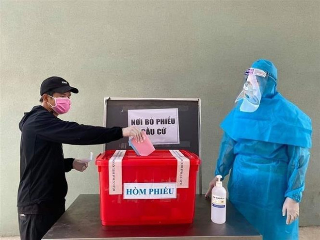 Cử tri tại khu cách ly tập trung ở huyện Bàu Bàng, tỉnh Bình Dương được thực hiện quyền nghĩa vụ của mình trong ngày đi bầu cử. (Ảnh: TTXVN phát) Thành công của cuộc bầu cử khẳng định sức mạnh từ lòng dân ảnh 1