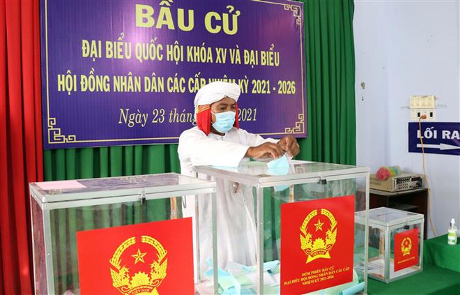 Chức sắc Chăm đạo Bà ni ở xã Phước Nam, huyện Thuận Nam, tỉnh Ninh Thuận bỏ phiếu bầu cử. (Ảnh: Công Thử/TTXVN) Thành công của cuộc bầu cử khẳng định sức mạnh từ lòng dân ảnh 2