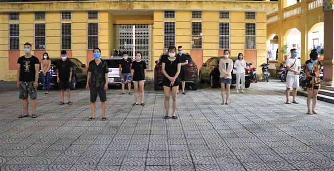 Bắt giữ nhiều đối tượng sử dụng ma túy, 'bay lắc' ở quán karaoke ảnh 1