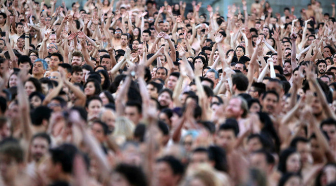 Hơn 6.000 người chụp ảnh khỏa thân ngay giữa quảng trường ảnh 1