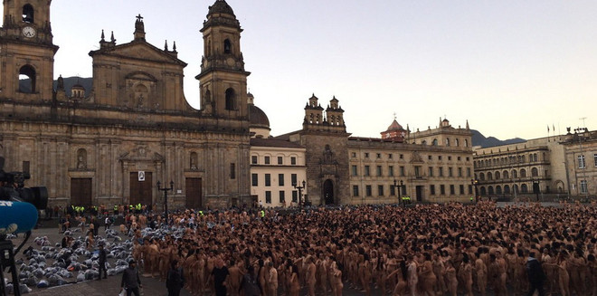 Hơn 6.000 người chụp ảnh khỏa thân ngay giữa quảng trường ảnh 2