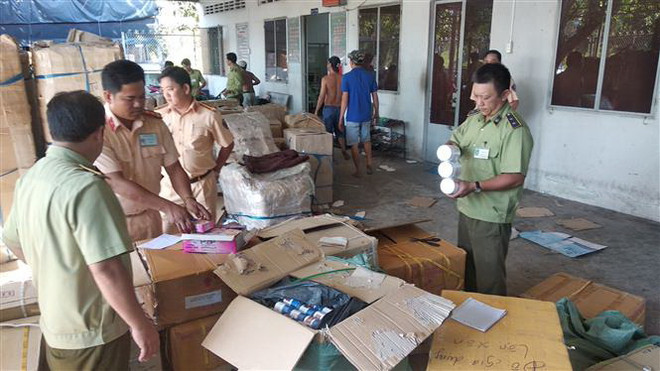 Tạm giữ hàng trăm thùng mỹ phẩm, tân dược chưa rõ nguồn gốc ảnh 1