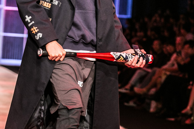 Những chàng trai gangster chất ngầu trên sàn diễn thời trang ảnh 2