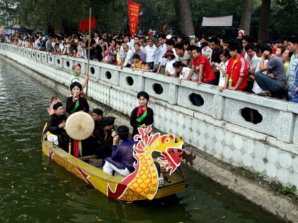 Hát quan họ tại lễ hội Đền Đô. (Ảnh: Quý Trung/TTXVN) Bắc Ninh chú trọng bảo tồn giá trị di tích, bảo vật quốc gia ảnh 1