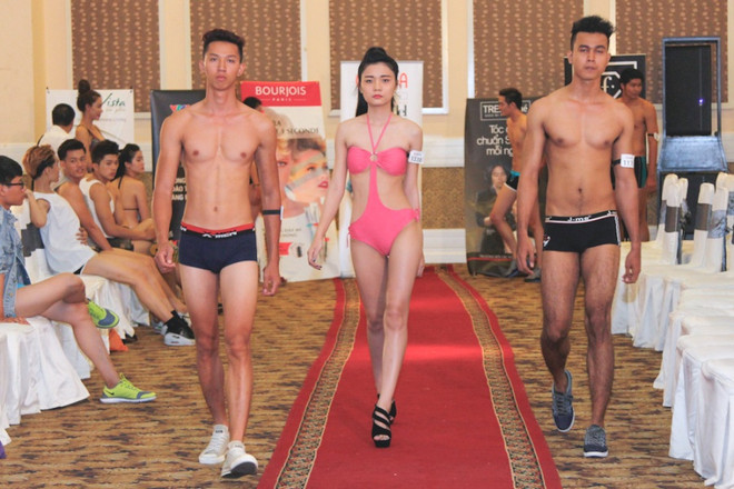 Thí sinh Next Top Model khoe cơ bắp ở phần thi hình thể ảnh 4