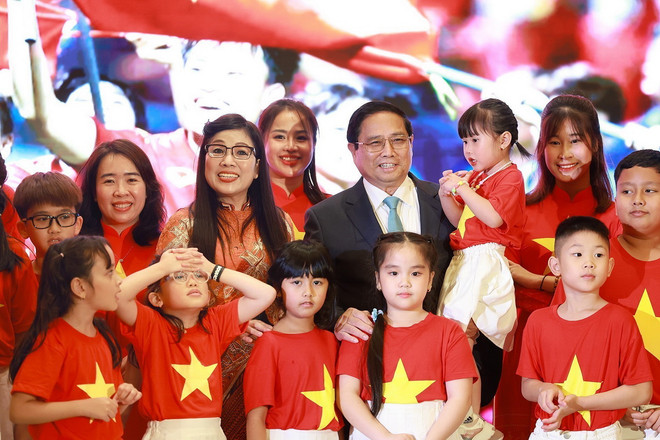 Thủ tướng Phạm Minh Chính và Phu nhân với đại diện cộng đồng người Việt Nam tại UAE. (Ảnh: Dương Giang/TTXVN) ttxvn_thu tuong_UAE (3).jpg