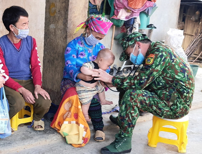 Người thầy thuốc quân hàm xanh ở Si Ma Cai được dân bản yêu mến ảnh 1