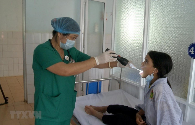 Các bác sỹ ở Gia Lai điều trị cho các bệnh nhân mắc bệnh bạch hầu. (Ảnh: TTXVN) Gia Lai chấp nhận chủ trương đầu tư bệnh viện tư nhân 450 tỷ đồng ảnh 1