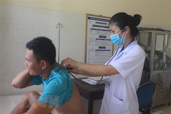Khám chữa bệnh cho người có công. (Ảnh minh họa. Nguồn: TTXVN) Thư chúc mừng cán bộ y tế công tác tại các trung tâm điều dưỡng ảnh 1