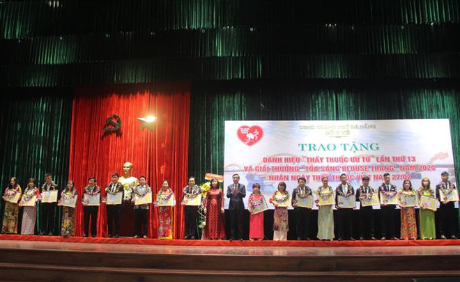 Đà Nẵng vinh danh 20 y, bác sỹ tại giải 'Tỏa sáng blouse trắng' ảnh 2